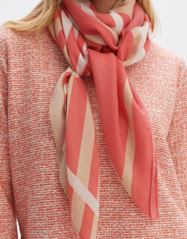 red_lightweight-scarf_ladies_aflowi-scarf_opus_detail-2