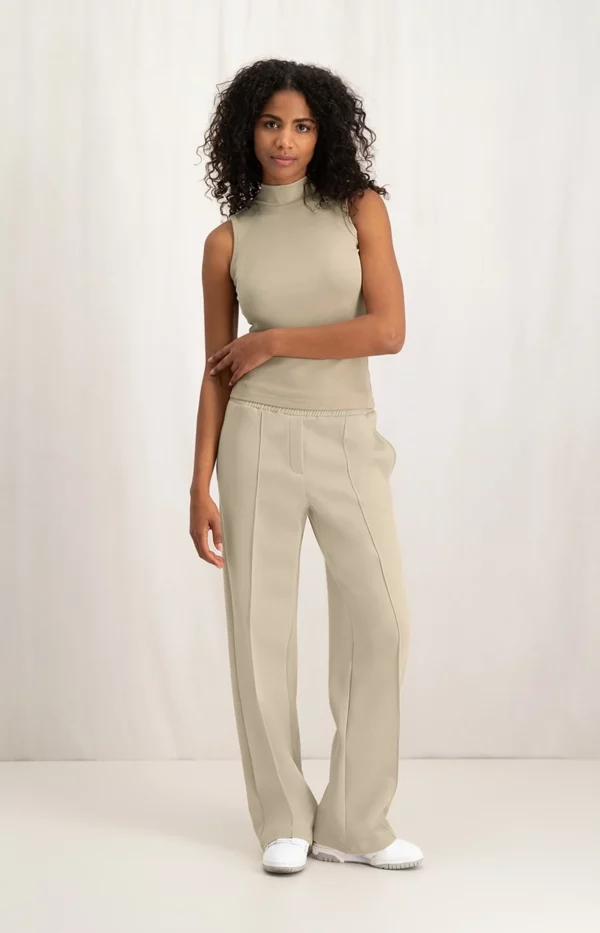jersey-wide-leg-trousers-with-elastic-waist-and-seam-details-white-pepper-beige_1f5fd337-bfb6-414a-9d4f-8ac0710bb90e_1440x
