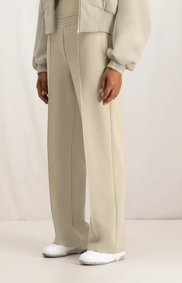 jersey-wide-leg-trousers-with-elastic-waist-and-seam-details-white-pepper-beige_a62b11ac-6a9e-4c1d-a93f-9d0bf0572ca4_1440x