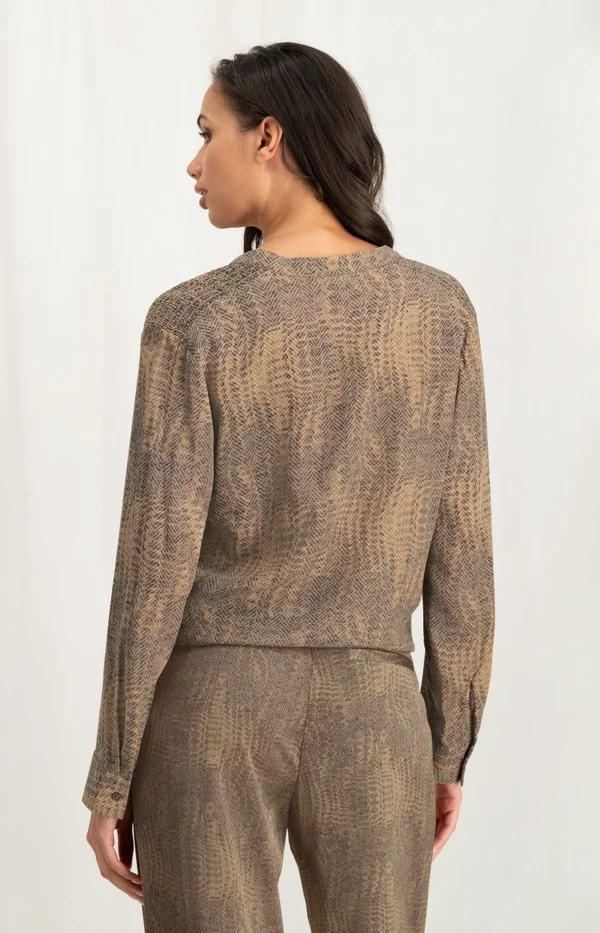 supple-top-with-v-neck-long-sleeves-and-snake-print-tannin-brown-dessin_1440x
